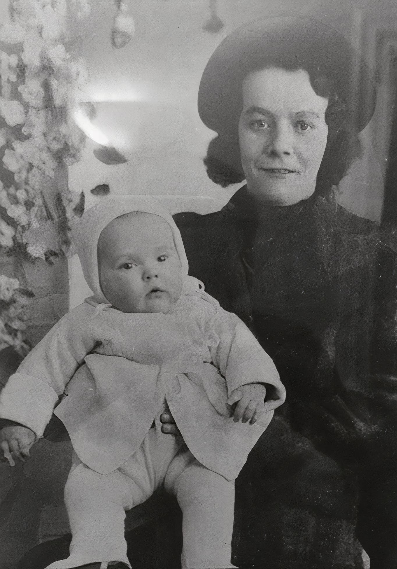 Hendrika Hegmans met haar eerste dochter Maria Christina van Druten in 1939