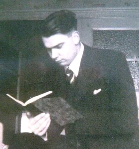 Henk Nieuwkamp lezend in een boek