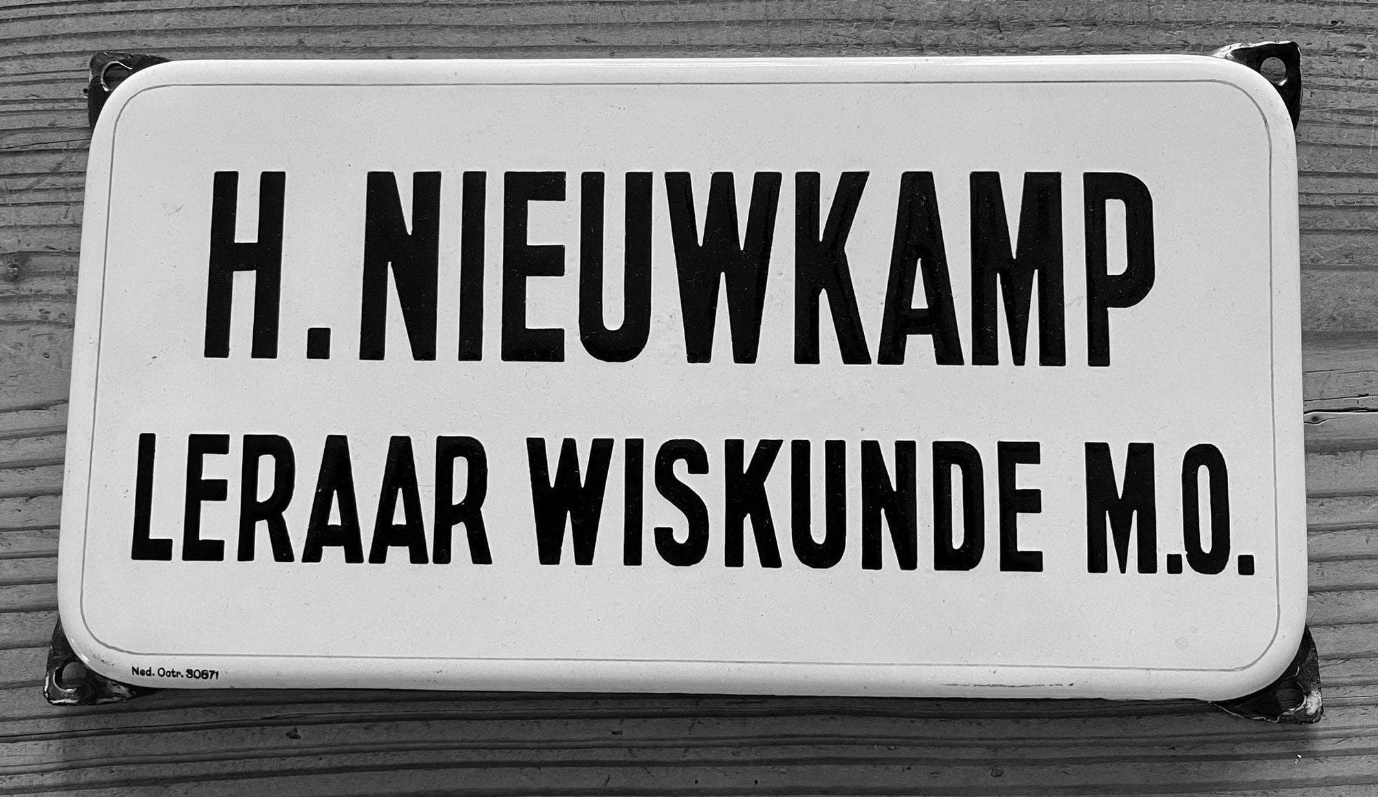 Emaillebordje met opschrift “H. Nieuwkamp – Leraar Wiskunde M.O.