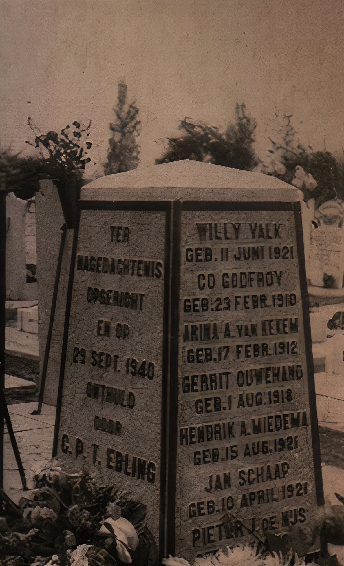 Herdenkingszuiltje op begraafplaats Crooswijk voor slachtoffers van het bombardement bij de Ceres broodfabriek op 14 mei 1940. De namen van meerdere jonge slachtoffers zijn duidelijk leesbaar.