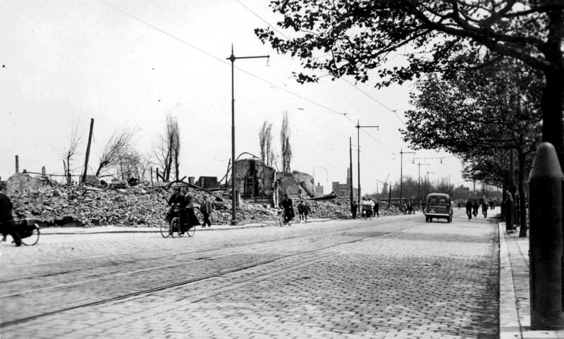 De door het bombardement van 14 mei 1940 getroffen Goudsesingel, gezien vanuit het westen.
