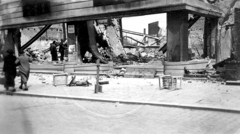 Ruïnes van de Doelen na het bombardement op Rotterdam, 14 mei 1940