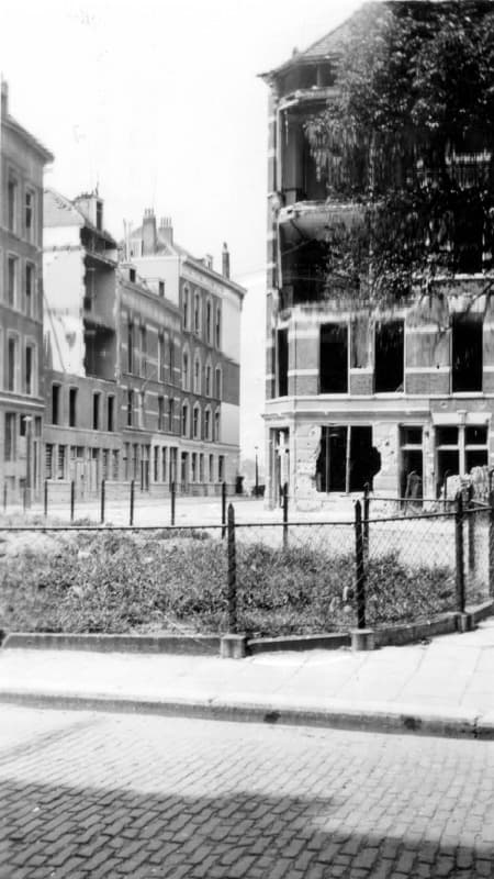 Burgemeester Hoffmanplein na het bombardement