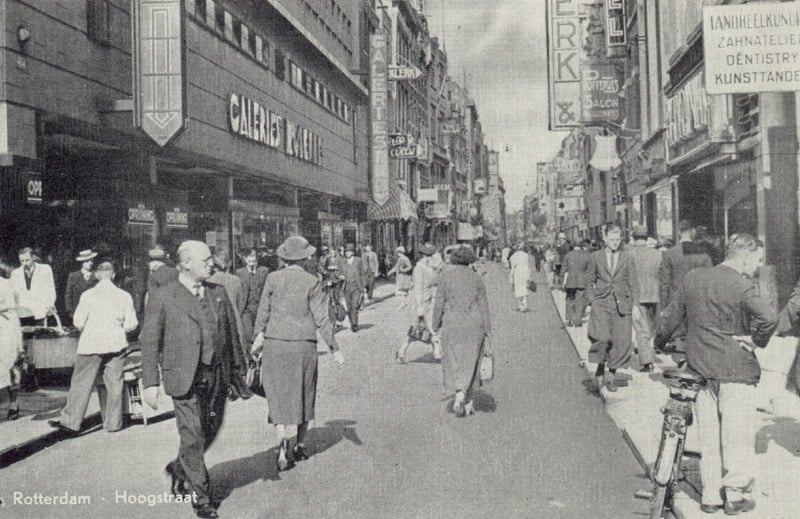 Hoogstraat, ter hoogte van het warenhuis Galeries Modernes