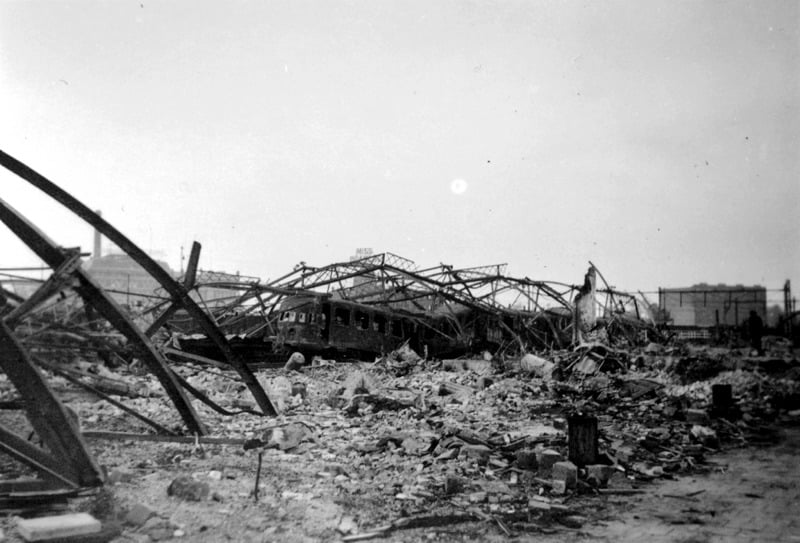 Vernielde trein op het emplacement van het Maasstation