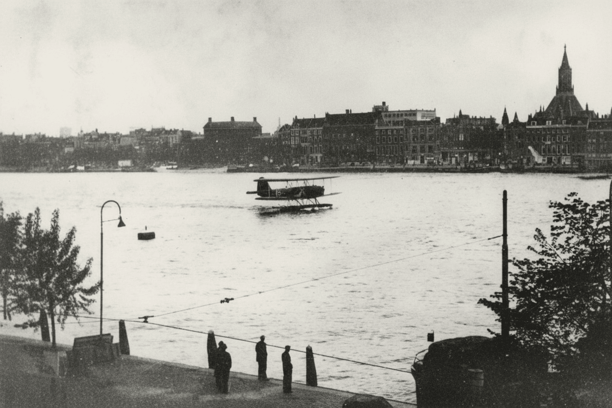 Watervliegtuig op de Maas