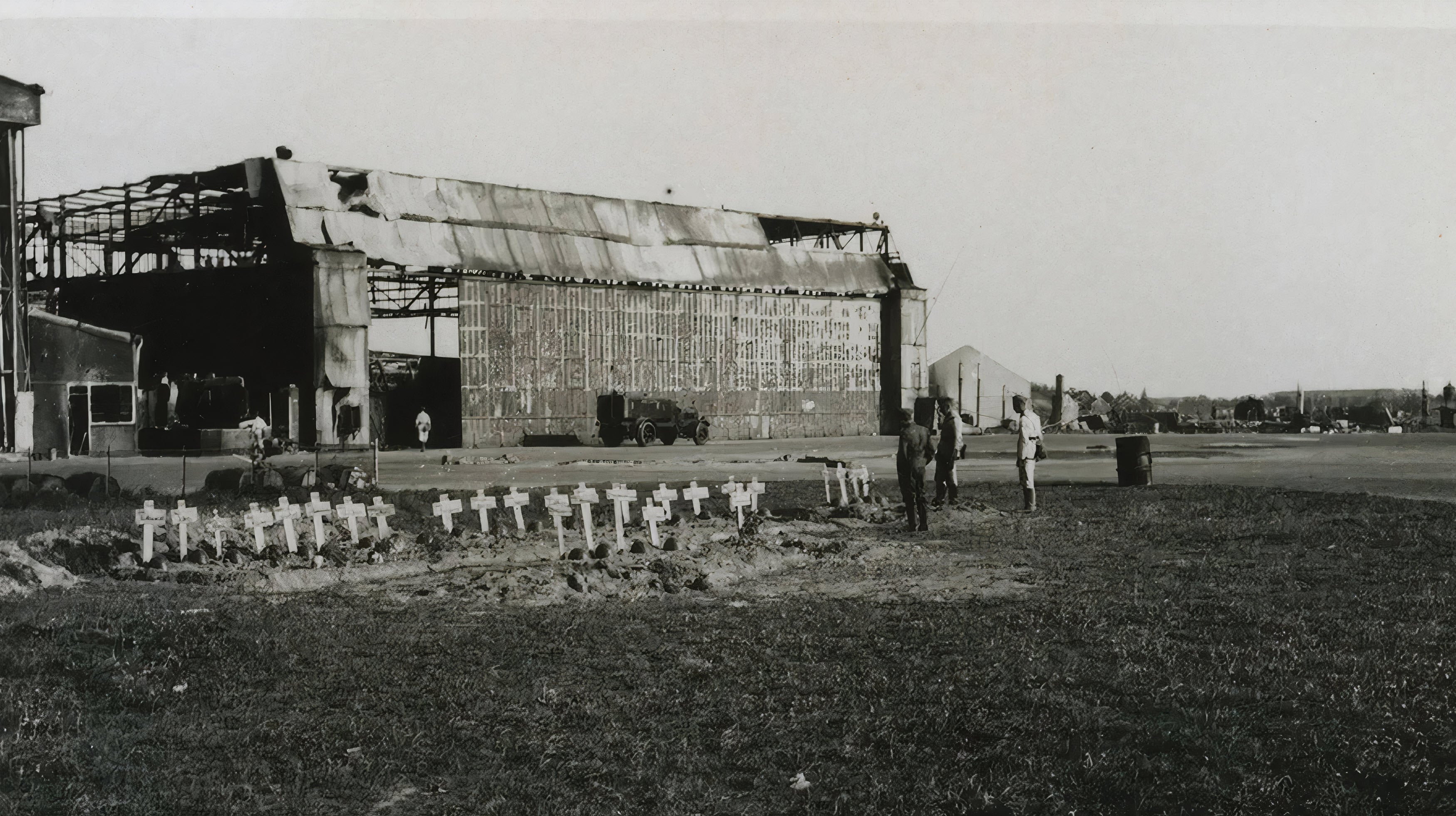 Tijdelijke graven van gesneuvelde Nederlandse militairen bij Vliegveld Waalhaven, mei 1940